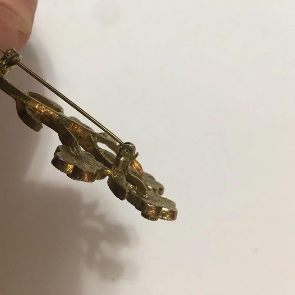 Vintage Gold Tone‎ Yellow White Flower Pin Scarf Brooch 2.5
